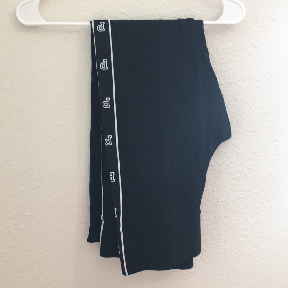 Cute VS Pink black high waisted leggings!